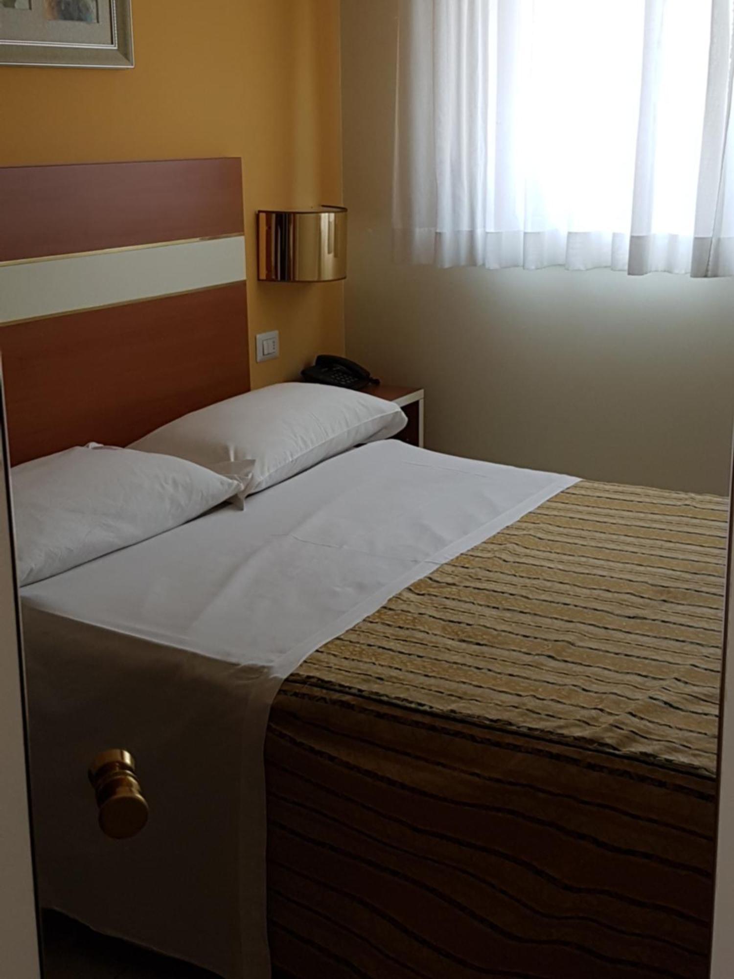 Hotel Gf Cesano Boscone Exterior foto