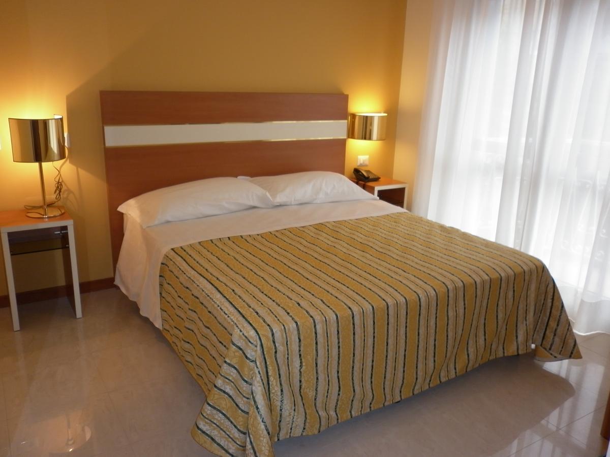 Hotel Gf Cesano Boscone Exterior foto