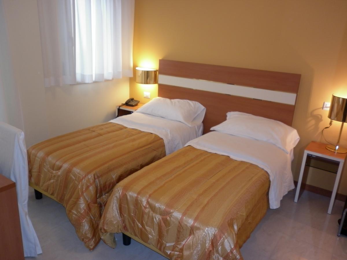 Hotel Gf Cesano Boscone Exterior foto